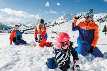 Familie_schneeballschlacht.jpg